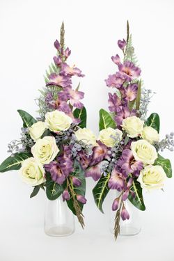 Ramo de flores artificiales para cementerio con gladiolos en color morado y roas en color natural