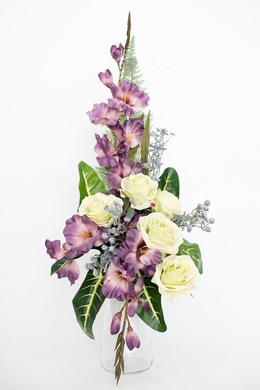 Ramo de flores artificiales para cementerio con gladiolos en color morado y roas en color natural