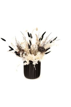 Centro de flores moderno con base de color negro y flores preservadas a conjunto