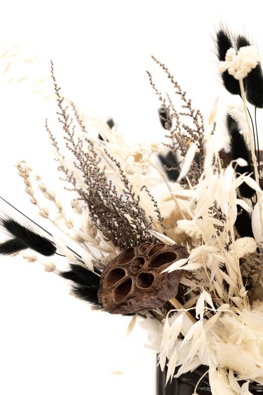 Centro de flores moderno con base de color negro y flores preservadas a conjunto