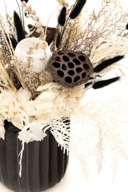 Centro de flores moderno con base de color negro y flores preservadas a conjunto