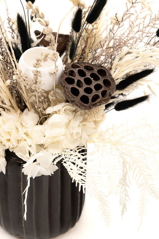 Centro de flores moderno con base de color negro y flores preservadas a conjunto