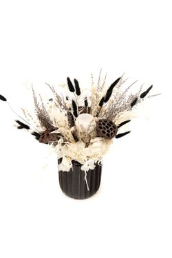 Centro de flores moderno con base de color negro y flores preservadas a conjunto