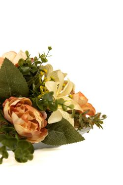 Centro de flores para cementerio con rosas en color naranja y artificiales