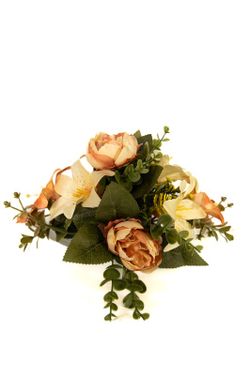 Centro de flores para cementerio con rosas en color naranja y artificiales