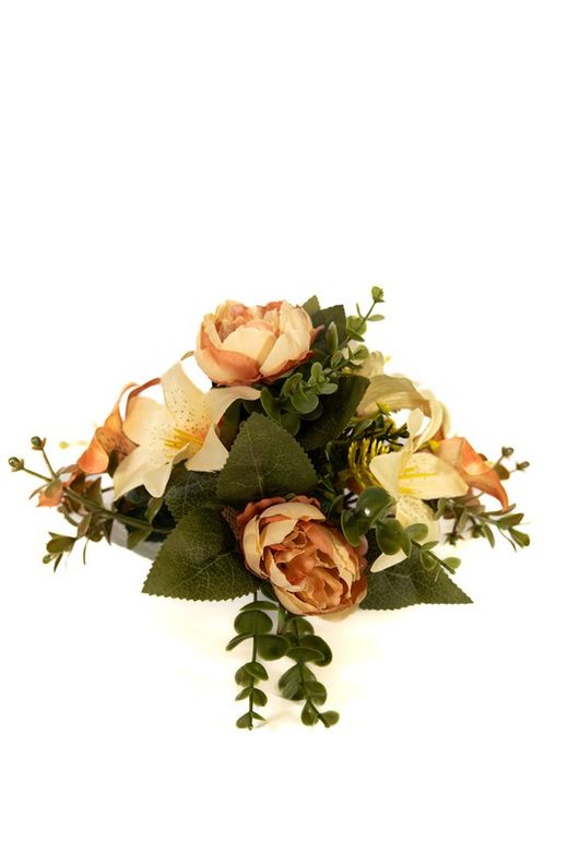 Centro de flores para cementerio con rosas en color naranja y artificiales