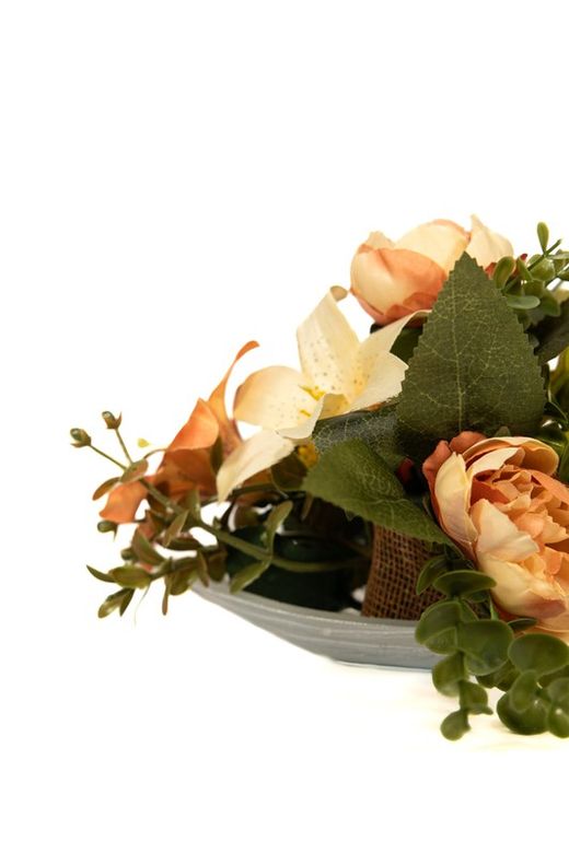 Centro de flores para cementerio con rosas en color naranja y artificiales