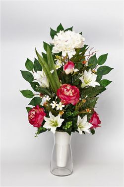 Ramo de flores para cementerio en tonos blanco, crema y coral