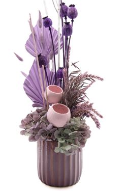 Centro de flores secas con hortensia preservada en color morado y lila