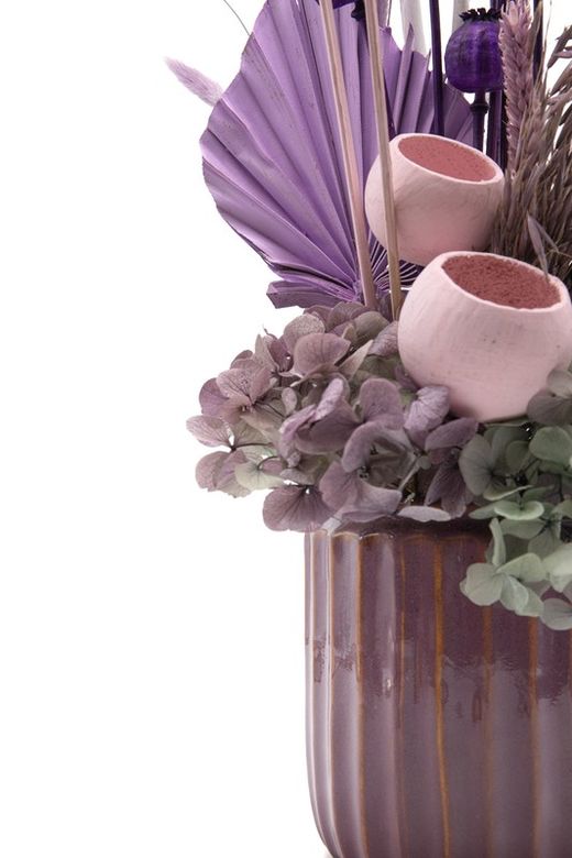 Centro de flores secas con hortensia preservada en color morado y lila