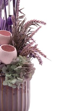 Centro de flores secas con hortensia preservada en color morado y lila