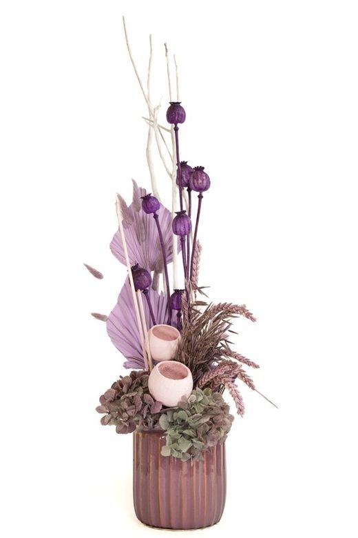 Centro de flores secas con hortensia preservada en color morado y lila