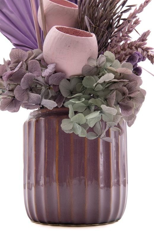 Centro de flores secas con hortensia preservada en color morado y lila