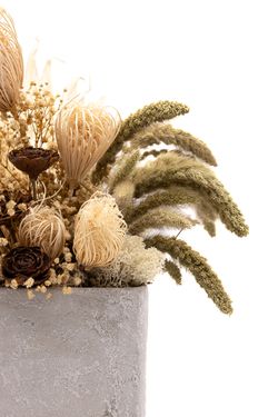 Centro de flores secas y preservadas en tonos natural