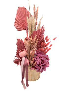 Centro de flores secas y preservadas en un macetero de madera