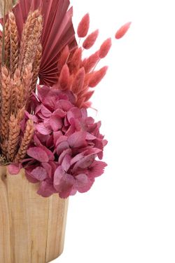 Centro de flores secas y preservadas en un macetero de madera