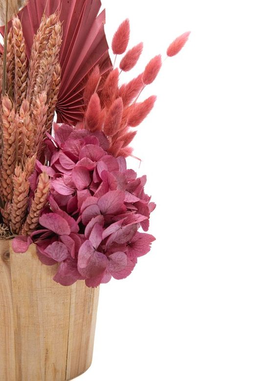 Centro de flores secas y preservadas en un macetero de madera