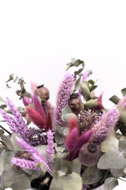 Centro de flores silvestre en colores morado