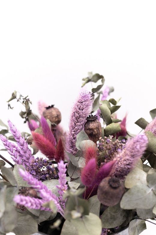 Centro de flores silvestre en colores morado