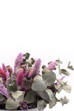 Centro de flores silvestre en colores morado