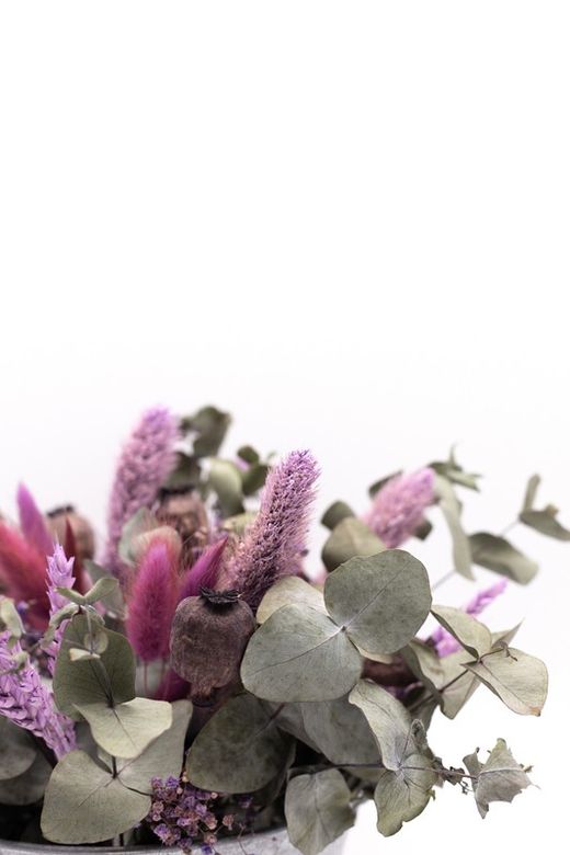 Centro de flores silvestre en colores morado