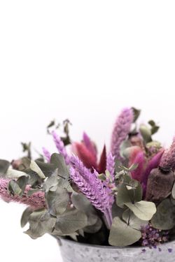 Centro de flores silvestre en colores morado