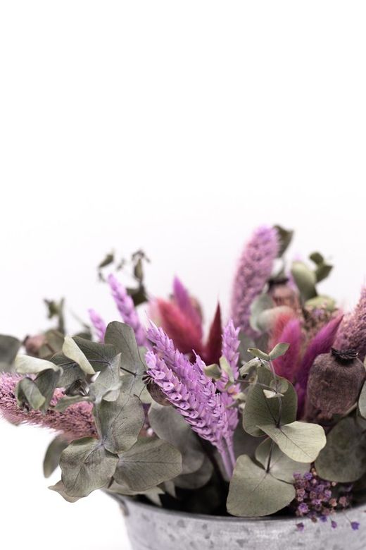 Centro de flores silvestre en colores morado