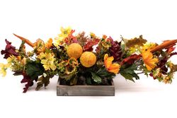 Centro de mesa alargado con flores artificiales en color naranja