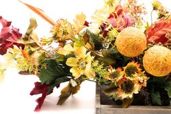 Centro de mesa alargado con flores artificiales en color naranja