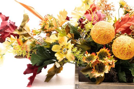 Centro de mesa alargado con flores artificiales en color naranja