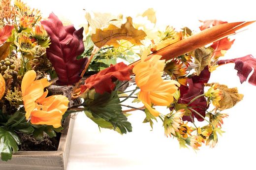 Centro de mesa alargado con flores artificiales en color naranja