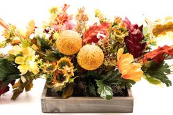 Centro de mesa alargado con flores artificiales en color naranja