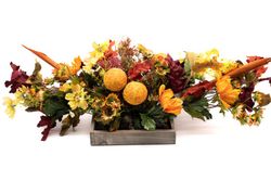 Centro de mesa alargado con flores artificiales en color naranja