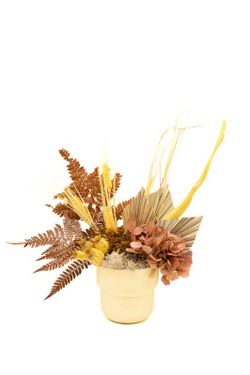 Centro de mesa con base en tono mostazo con flores preservadas amarillas, crema y mostaza