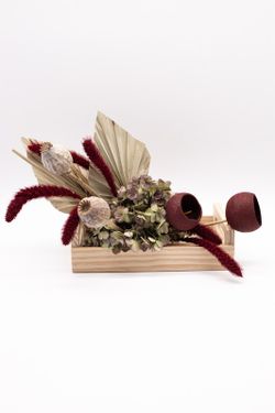 Centro de mesa con pampas y hojas de palmera