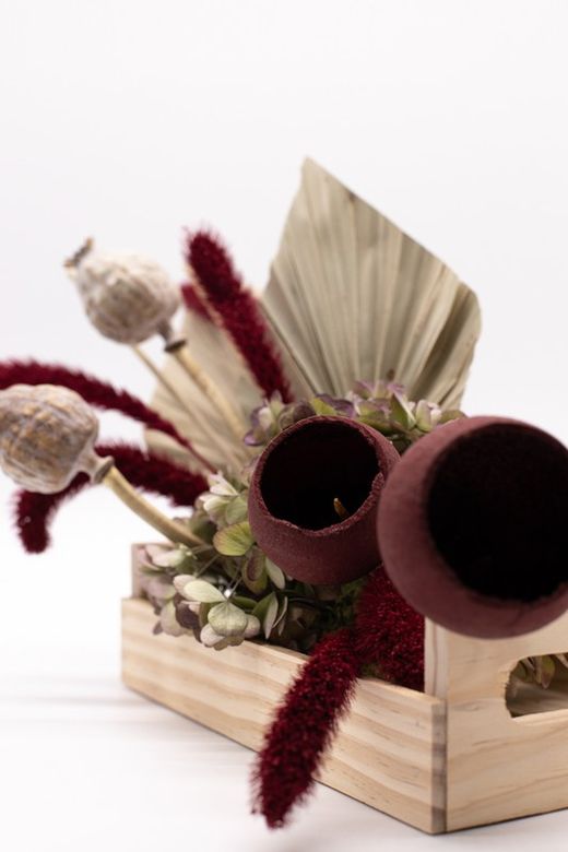 Centro de mesa con pampas y hojas de palmera