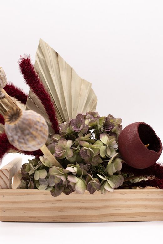 Centro de mesa con pampas y hojas de palmera