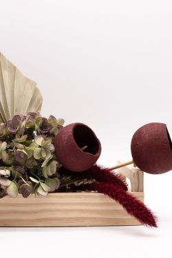 Centro de mesa con pampas y hojas de palmera