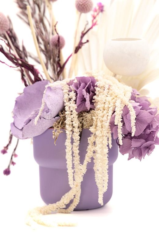 Centro de mesa en color lila con flores preservada blancas y lilas