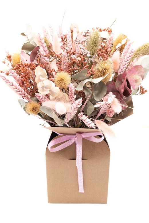 Centro de mesa tipo jarrón con flores secas y flores preservadas en color rosa