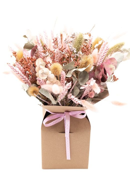 Centro de mesa tipo jarrón con flores secas y flores preservadas en color rosa