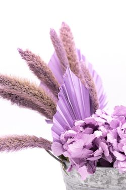 Centro de metal con flores secas en color morado