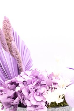 Centro de metal con flores secas en color morado