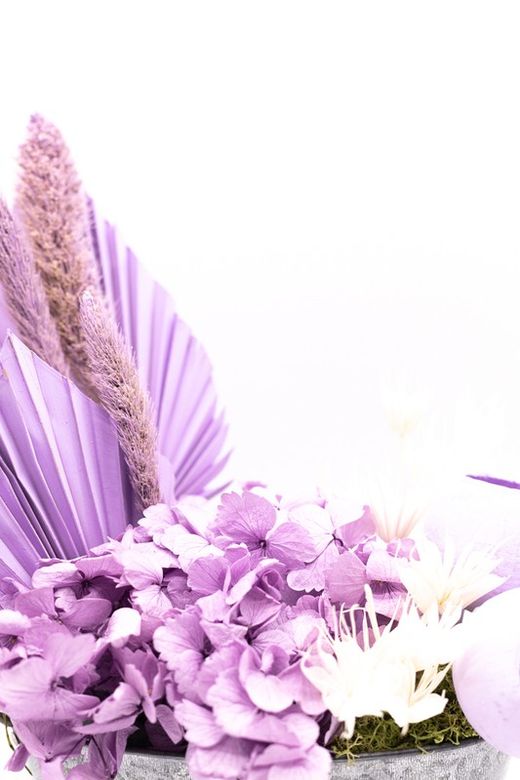 Centro de metal con flores secas en color morado
