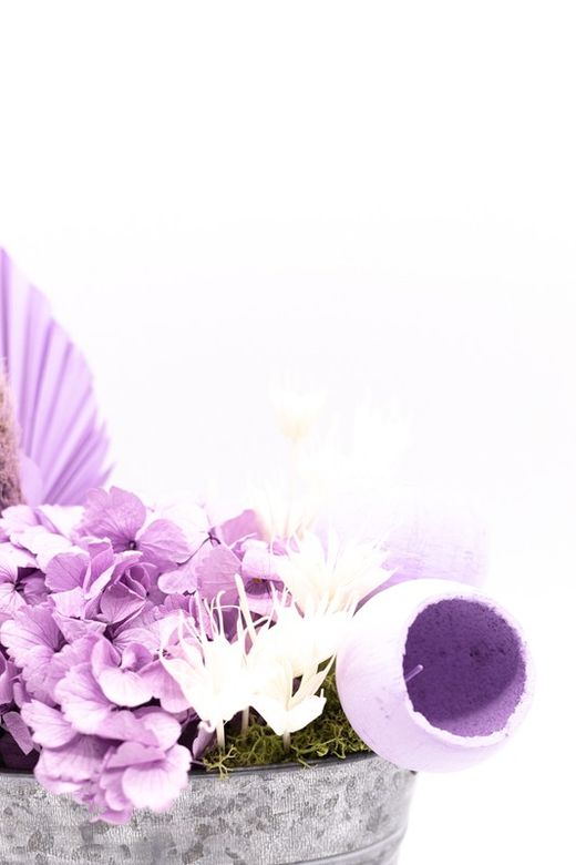 Centro de metal con flores secas en color morado