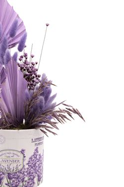 Centro delicado de flores secas y preservadas en color lila