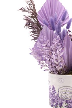 Centro delicado de flores secas y preservadas en color lila