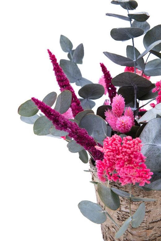 Centro en corteza natural con flores preservadas rosa fucsia