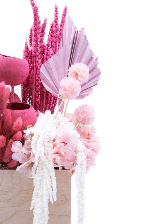Centro natural rosa en caja de madera. Elegancia Floral