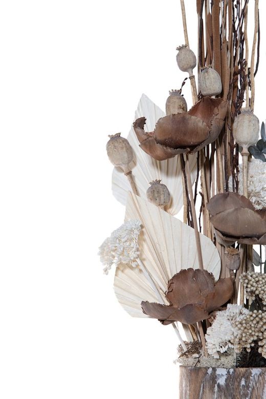 Centro rústico en madera con flores secas en tonos naturales